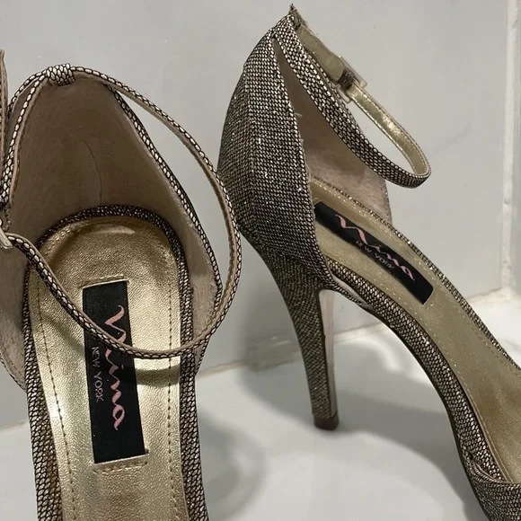 Sparkly Gold and Black Pumps - Picture 6 of 10